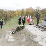 23.10.2021 Kielce. Skwer Pamięci Ofiar Katynia. Uroczystości na  odsłonięcia pomnika Matki Polki Sybiraczki. Wieniec składa wiceminister spraw zagranicznych Piotr Wawrzyk / Jarosław Kubalski / Radio Kielce