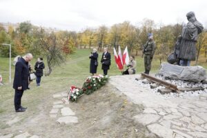 23.10.2021 Kielce. Skwer Pamięci Ofiar Katynia. Uroczystości na odsłonięcia pomnika Matki Polki Sybiraczki. Wieniec składa wiceminister spraw zagranicznych Piotr Wawrzyk / Jarosław Kubalski / Radio Kielce