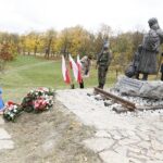 23.10.2021 Kielce. Skwer Pamięci Ofiar Katynia. Uroczystości na  odsłonięcia pomnika Matki Polki Sybiraczki. Wieniec składa poseł Agata Wojtyszek / Jarosław Kubalski / Radio Kielce
