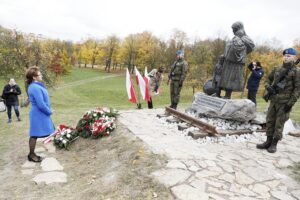 23.10.2021 Kielce. Skwer Pamięci Ofiar Katynia. Uroczystości na odsłonięcia pomnika Matki Polki Sybiraczki. Wieniec składa poseł Agata Wojtyszek / Jarosław Kubalski / Radio Kielce