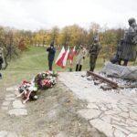 23.10.2021 Kielce. Skwer Pamięci Ofiar Katynia. Uroczystości na  odsłonięcia pomnika Matki Polki Sybiraczki. Wieniec składa senator Krzysztof Słoń / Jarosław Kubalski / Radio Kielce