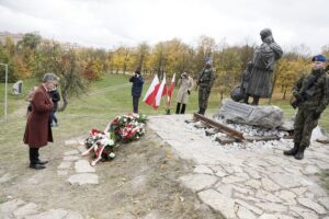 23.10.2021 Kielce. Skwer Pamięci Ofiar Katynia. Uroczystości na odsłonięcia pomnika Matki Polki Sybiraczki. Wieniec składa senator Krzysztof Słoń / Jarosław Kubalski / Radio Kielce