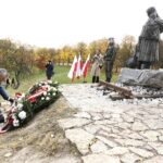 23.10.2021 Kielce. Skwer Pamięci Ofiar Katynia. Uroczystości na  odsłonięcia pomnika Matki Polki Sybiraczki. Wieniec składa wojewoda Zbigniew Koniusz / Jarosław Kubalski / Radio Kielce