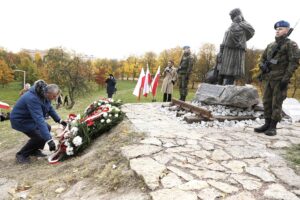 23.10.2021 Kielce. Skwer Pamięci Ofiar Katynia. Uroczystości na odsłonięcia pomnika Matki Polki Sybiraczki. Wieniec składa wojewoda Zbigniew Koniusz / Jarosław Kubalski / Radio Kielce