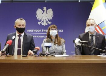 17.01.2022 Kielce. ŚUW. Konferencja na temat Polskiego Ładu. Na zdjęciu od lewej: wojewoda Zbigniew Koniusz, zastępca dyrektora ds. dochodów ZUS w Kielcach Agnieszka Majkowska-Nowak i zastępca dyrektora Izby Administracji Skarbowej w Kielcach Bernard Wyszyński / Jarosław Kubalski / Radio Kielce