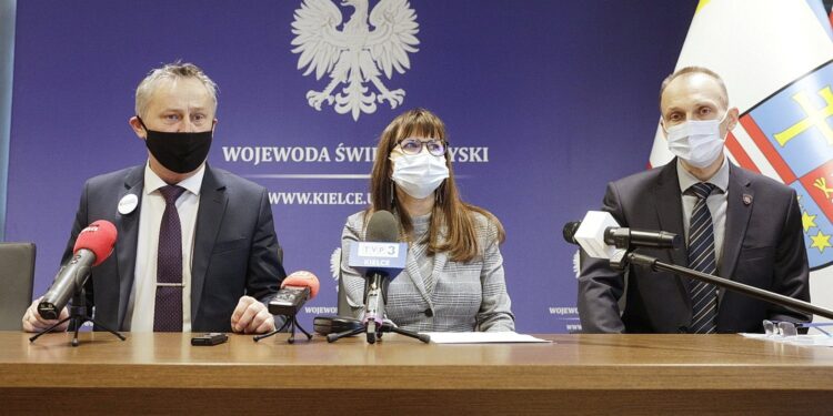 17.01.2022 Kielce. ŚUW. Konferencja na temat Polskiego Ładu. Na zdjęciu od lewej: wojewoda Zbigniew Koniusz, zastępca dyrektora ds. dochodów ZUS w Kielcach Agnieszka Majkowska-Nowak i zastępca dyrektora Izby Administracji Skarbowej w Kielcach Bernard Wyszyński / Jarosław Kubalski / Radio Kielce