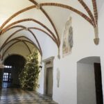 18.01.2022 Święty Krzyż. Fresk w klasztorze przedstawiający męczeńską śmierć Brunona z Kwerfurtu / Jarosław Kubalski / Radio Kielce