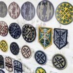 19.01.2022 Kielce. Zbiór naszywek komendanta Centrum Przygotowań do Misji Zagranicznych płk Adama Włoczewskiego / Jarosław Kubalski / Radio Kielce