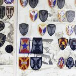 19.01.2022 Kielce. Zbiór naszywek komendanta Centrum Przygotowań do Misji Zagranicznych płk Adama Włoczewskiego / Jarosław Kubalski / Radio Kielce