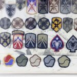 19.01.2022 Kielce. Zbiór naszywek komendanta Centrum Przygotowań do Misji Zagranicznych płk Adama Włoczewskiego / Jarosław Kubalski / Radio Kielce