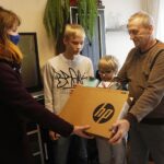 14.01.2021 Kielce. Akcja Radia Kielce "Choinka pod choinkę". Laptop dla dzieci państwa Michalskich. Od lewej: Marlena Płaska - Radio Kielce, Kacper, Filip i Jacek Michalscy / Jarosław Kubalski / Radio Kielce