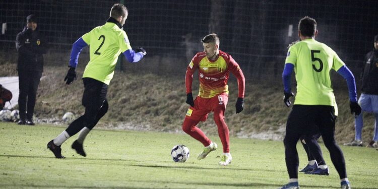 19.01.2022 Kielce. Piłka nożna. Sparing Korona Kielce - Puszcza Niepołomice / Jarosław Kubalski / Radio Kielce