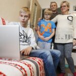 14.01.2021 Kielce. Akcja Radia Kielce "Choinka pod choinkę". Laptop dla dzieci państwa Michalskich. Na zdjęciu: Kacper, Filip, Jacek i Agnieszka Michalscy / Jarosław Kubalski / Radio Kielce