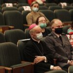 20.01.2022 Kielce. WDK. Kolędowanie. Biskup Marian Florczyk i naczelnik Wydziału Ruchu Drogowego Komendy Wojewódzkiej Policji w Kielcach Artur Putowski / Jarosław Kubalski / Radio Kielce