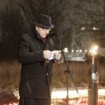 27.01.2022 Kielce. Międzynarodowy Dzień Pamięci o Ofiarach Holokaustu. Uroczystość przed Menorą. Na zdjęciu biskup Jan Piotrowski / Jarosław Kubalski / Radio Kielce
