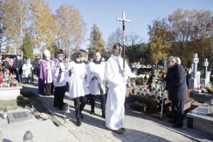 01.11.2021 Kielce. Wszystkich Świętych. Msza na cmentarzu na Piaskach / Jarosław Kubalski / Radio Kielce