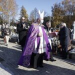 01.11.2021 Kielce. Wszystkich Świętych. Msza na cmentarzu na Piaskach. Biskup Jan Piotrowski / Jarosław Kubalski / Radio Kielce