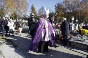 01.11.2021 Kielce. Wszystkich Świętych. Msza na cmentarzu na Piaskach. Biskup Jan Piotrowski / Jarosław Kubalski / Radio Kielce