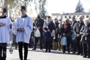 01.11.2021 Kielce. Wszystkich Świętych. Msza na cmentarzu na Piaskach / Jarosław Kubalski / Radio Kielce