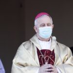 01.11.2021 Kielce. Wszystkich Świętych. Msza na cmentarzu na Piaskach. Biskup Jan Piotrowski / Jarosław Kubalski / Radio Kielce