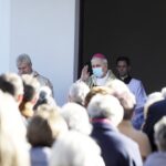 01.11.2021 Kielce. Wszystkich Świętych. Msza na cmentarzu na Piaskach. Biskup Jan Piotrowski / Jarosław Kubalski / Radio Kielce