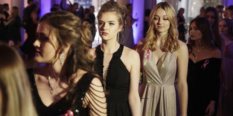 29.01.2022 Kielce. Hotel Binkowski. Studniówka Liceum im. Józefa Piłsudskiego / Jarosław Kubalski / Radio Kielce