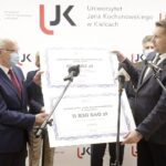06.12.2021. Kielce. Przekazanie symbolicznych czeków z ministerstwa dla UJK. Na zdjęciu (od lewej): prof. dr hab. Stanisław Głuszek - rektor UJK i Przemysław Czarnek - minister edukacji i nauki / Jarosław Kubalski / Radio Kielce
