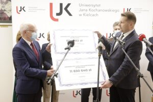 06.12.2021. Kielce. Przekazanie symbolicznych czeków z ministerstwa dla UJK. Na zdjęciu (od lewej): prof. dr hab. Stanisław Głuszek - rektor UJK i Przemysław Czarnek - minister edukacji i nauki / Jarosław Kubalski / Radio Kielce