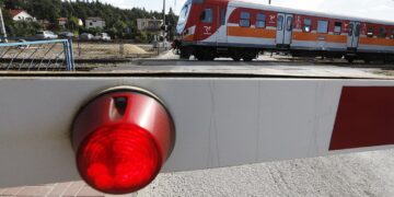 Wypadek na torach kolejowych. Samochód zderzył się z pociągiem