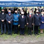 03.0-5.2021 Kielce. Rocznica uchwalenia Konstytucji 3 Maja. Uroczystości pod pomnikiem Stanisława Staszica w parku. Na zdjęciu od lewej: Bogdan Wenta - prezydent Kielc, Tomasz Jamka - członek zarządu województwa, Mirosław Gębski - starosta kielecki, Zbigniew Koniusz - wojewoda, Krzysztof Lipiec - poseł, Krzysztof Słoń - senator, Piotr Wawrzyk - wiceminister spraw zagranicznych, Dorota Koczwańska-Kalita - naczelnik kieleckiej delegatury IPN i Rafał Nowak - wicewojewoda / Jarosław Kubalski / Radio Kielce