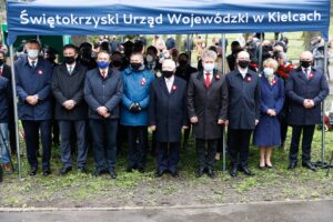 03.0-5.2021 Kielce. Rocznica uchwalenia Konstytucji 3 Maja. Uroczystości pod pomnikiem Stanisława Staszica w parku. Na zdjęciu od lewej: Bogdan Wenta - prezydent Kielc, Tomasz Jamka - członek zarządu województwa, Mirosław Gębski - starosta kielecki, Zbigniew Koniusz - wojewoda, Krzysztof Lipiec - poseł, Krzysztof Słoń - senator, Piotr Wawrzyk - wiceminister spraw zagranicznych, Dorota Koczwańska-Kalita - naczelnik kieleckiej delegatury IPN i Rafał Nowak - wicewojewoda / Jarosław Kubalski / Radio Kielce