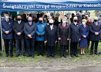 03.0-5.2021 Kielce. Rocznica uchwalenia Konstytucji 3 Maja. Uroczystości pod pomnikiem Stanisława Staszica w parku. Na zdjęciu od lewej: Bogdan Wenta - prezydent Kielc, Tomasz Jamka - członek zarządu województwa, Mirosław Gębski - starosta kielecki, Zbigniew Koniusz - wojewoda, Krzysztof Lipiec - poseł, Krzysztof Słoń - senator, Piotr Wawrzyk - wiceminister spraw zagranicznych, Dorota Koczwańska-Kalita - naczelnik kieleckiej delegatury IPN i Rafał Nowak - wicewojewoda / Jarosław Kubalski / Radio Kielce