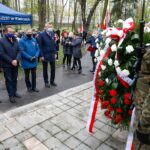 03.0-5.2021 Kielce. Rocznica uchwalenia Konstytucji 3 Maja. Uroczystości pod pomnikiem Stanisława Staszica w parku. Wieniec składają (od lewej:) Tomasz Jamka - członek zarządu województwa, Mirosław Gębski - starosta kielecki, Zbigniew Koniusz - wojewoda i Bogdan Wenta - prezydent Kielc / Jarosław Kubalski / Radio Kielce