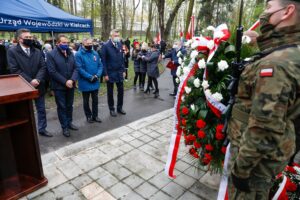 03.0-5.2021 Kielce. Rocznica uchwalenia Konstytucji 3 Maja. Uroczystości pod pomnikiem Stanisława Staszica w parku. Wieniec składają (od lewej:) Tomasz Jamka - członek zarządu województwa, Mirosław Gębski - starosta kielecki, Zbigniew Koniusz - wojewoda i Bogdan Wenta - prezydent Kielc / Jarosław Kubalski / Radio Kielce