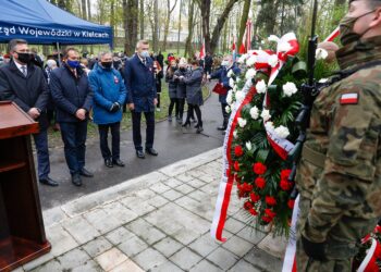 03.0-5.2021 Kielce. Rocznica uchwalenia Konstytucji 3 Maja. Uroczystości pod pomnikiem Stanisława Staszica w parku. Wieniec składają (od lewej:) Tomasz Jamka - członek zarządu województwa, Mirosław Gębski - starosta kielecki, Zbigniew Koniusz - wojewoda i Bogdan Wenta - prezydent Kielc / Jarosław Kubalski / Radio Kielce