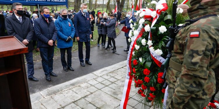 03.0-5.2021 Kielce. Rocznica uchwalenia Konstytucji 3 Maja. Uroczystości pod pomnikiem Stanisława Staszica w parku. Wieniec składają (od lewej:) Tomasz Jamka - członek zarządu województwa, Mirosław Gębski - starosta kielecki, Zbigniew Koniusz - wojewoda i Bogdan Wenta - prezydent Kielc / Jarosław Kubalski / Radio Kielce