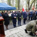 03.0-5.2021 Kielce. Rocznica uchwalenia Konstytucji 3 Maja. Uroczystości pod pomnikiem Stanisława Staszica w parku. Wieniec składają (od lewej:) Jarosław Karyś - wiceprzewodniczący Rady Miasta Kielce, Marianna Noworycka-Gniatkowska - radna, Krzysztof Lipiec - poseł, Piotr Kisiel - radny i Zdzisław Łakomiec - radny / Jarosław Kubalski / Radio Kielce