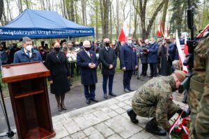 03.0-5.2021 Kielce. Rocznica uchwalenia Konstytucji 3 Maja. Uroczystości pod pomnikiem Stanisława Staszica w parku. Wieniec składają (od lewej:) Jarosław Karyś - wiceprzewodniczący Rady Miasta Kielce, Marianna Noworycka-Gniatkowska - radna, Krzysztof Lipiec - poseł, Piotr Kisiel - radny i Zdzisław Łakomiec - radny / Jarosław Kubalski / Radio Kielce