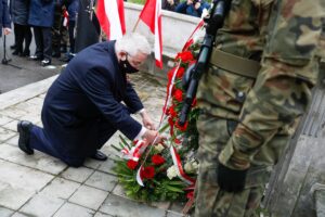 03.0-5.2021 Kielce. Rocznica uchwalenia Konstytucji 3 Maja. Uroczystości pod pomnikiem Stanisława Staszica w parku. Poseł Krzysztof Lipiec / Jarosław Kubalski / Radio Kielce