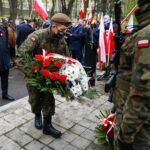 03.0-5.2021 Kielce. Rocznica uchwalenia Konstytucji 3 Maja. Uroczystości pod pomnikiem Stanisława Staszica w parku. Wieniec składa wiceminister spraw zagranicznych Piotr Wawrzyk / Jarosław Kubalski / Radio Kielce