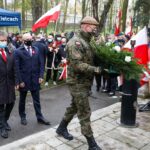 03.0-5.2021 Kielce. Rocznica uchwalenia Konstytucji 3 Maja. Uroczystości pod pomnikiem Stanisława Staszica w parku. Wieniec składają (od lewej:) senator Krzysztof Słoń i wicewojewoda Rafał Nowak / Jarosław Kubalski / Radio Kielce