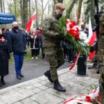 03.0-5.2021 Kielce. Rocznica uchwalenia Konstytucji 3 Maja. Uroczystości pod pomnikiem Stanisława Staszica w parku. Wieniec składają (od lewej:) radna Anna Myślińska i przewodniczący świętokrzyskiej PO Artur Gierada / Jarosław Kubalski / Radio Kielce