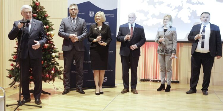 10.01.2022 Kielce. Noworoczne spotkanie z marszałkiem województwa świętokrzyskiego. Na zdjęciu od lewej: marszałek Andrzej Bętkowski, członek zarządu województwa Tomasz Jamka, wicemarszałek Renata Janik, członek zarządu województwa Marek Jońca,  skarbnik województwa świętokrzyskiego Maria Fidzińska-Dziurzyńska i sekretarz województwa świętokrzyskiego Mariusz Bodo / Jarosław Kubalski / Radio Kielce