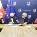 14.01.2022 Kielce. Podpisanie umowy na dofinansowanie rewitalizacji gminy Łopuszno. Na zdjęciu od lewej: wójt Łopuszna Irena Marcisz, marszałek Andrzej Bętkowski, wicemarszałek Renata Janik i skarbnik gminy Łopuszno Teresa Poświat / Jarosław Kubalski / Radio Kielce