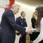 14.01.2022 Kielce. ŚUW. Finał konkursu "Pie(rw)szy na przejściu". Wojewoda Zbigniew Koniusz wręcza dyplom dla Wiktorii Walasek / Jarosław Kubalski / Radio Kielce