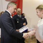 14.01.2022 Kielce. ŚUW. Finał konkursu "Pie(rw)szy na przejściu". Wojewoda Zbigniew Koniusz i nadinsp. Jarosław Kaleta wręczają dyplom dla Julii Iwan / Jarosław Kubalski / Radio Kielce