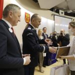 14.01.2022 Kielce. ŚUW. Finał konkursu "Pie(rw)szy na przejściu". Wojewoda Zbigniew Koniusz i nadinsp. Jarosław Kaleta wręczają dyplom dla Weroniki Kołkowskiej / Jarosław Kubalski / Radio Kielce