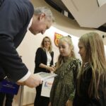 14.01.2022 Kielce. ŚUW. Finał konkursu "Pie(rw)szy na przejściu". Wojewoda Zbigniew Koniusz wręcza dyplomy Ameli Zabojszcz i Sofie Serafin / Jarosław Kubalski / Radio Kielce