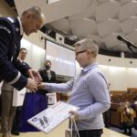 14.01.2022 Kielce. ŚUW. Finał konkursu "Pie(rw)szy na przejściu". Nadinsp. Jarosław Kaleta wręcza dyplom Kacprowi Mochockiemu / Jarosław Kubalski / Radio Kielce