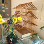 23.01.2022. Ruda Białaczowska. Klatka w kształcie pagody, która pojawiła się w teatrze / Magdalena Galas-Klusek / Radio Kielce